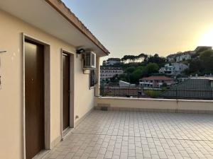d'un balcon offrant une vue sur la ville. dans l'établissement Rifugio collina del Sacro Cuore, à Ascoli Piceno