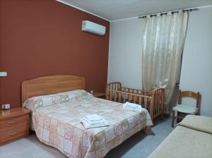 1 dormitorio con 2 camas individuales y 1 cuna en B & B Villa Lucia, en Noci
