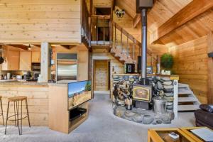 Una sala de estar con chimenea en una cabaña de troncos en Incline Village Getaway, en Incline Village