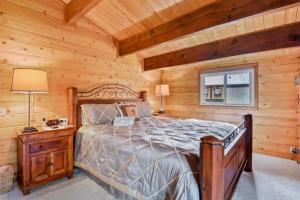 Un dormitorio con una cama en una cabaña de troncos en Incline Village Getaway, en Incline Village