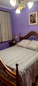 Schlafzimmer mit einem Bett mit blauer Wand in der Unterkunft Apartamento Ideal para Grandes Familias in Miramar