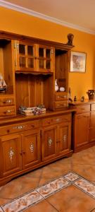 eine große Küche mit Holzschränken in einem Zimmer in der Unterkunft Apartamento Ideal para Grandes Familias in Miramar
