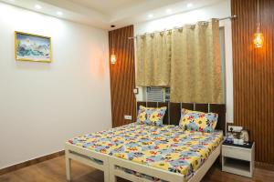 um pequeno quarto com uma cama num quarto em Agrah Stay - Kasa Lusso Stay em Faridabad