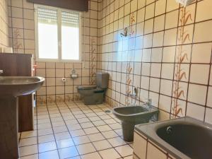 Sear的住宿－Casa Sear-Bordóns，浴室配有盥洗盆、卫生间和浴缸。