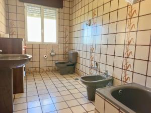 a bathroom with a sink and a toilet and a tub at Casa Sear-Bordóns in Sear