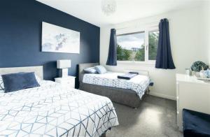 una camera con due letti e una finestra di Inverness Holiday Retreat - 2 Bedroom a Inverness