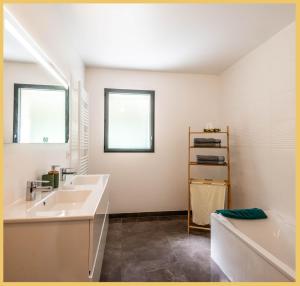 ein Badezimmer mit Waschbecken und Badewanne in der Unterkunft Zen Vanilla Home, Maison exotique entre Annecy et Geneve in Cruseilles + 27 Fotos