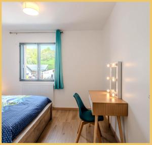 ein Schlafzimmer mit einem Bett und einem Schreibtisch mit Stuhl in der Unterkunft Zen Vanilla Home, Maison exotique entre Annecy et Geneve in Cruseilles