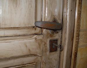 an old wooden door with a rusty door handle at Casa Rural 1904 in Tubilla del Lago