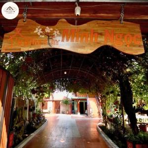 an entrance to a store with a sign that reads main at Homestay Minh Ngọc in Ban Hin Lom