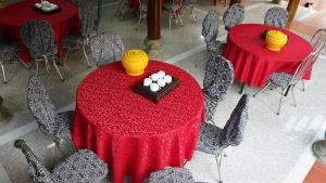 uma vista superior de duas mesas e cadeiras com toalhas de mesa vermelhas em Homestay Minh Ngọc em Ban Hin Lom