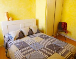 1 dormitorio con 1 cama y 1 silla en Ribera Del Duero Crianza, en Tubilla del Lago