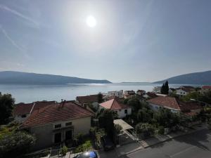 uma vista para uma cidade com casas e a água em Melanie- City Centre Apartment em Herceg Novi