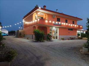 un edificio con luces en el lateral. en B & B Villa Lucia en Noci