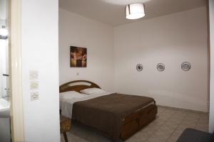 1 dormitorio con 1 cama y baño con lavamanos en Sea, en Adelianos Kampos