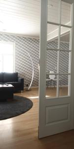 een deur naar een woonkamer met een bank bij The House in Lahti