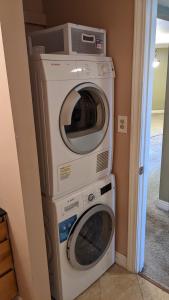 dos lavadoras están apiladas una encima de la otra en Spacious 2 bedroom 2 bath condo in the heart of Silicon Valley, en Sunnyvale
