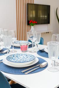 Μια τηλεόραση ή/και κέντρο ψυχαγωγίας στο WhiteHome Apartment