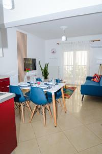 cocina y sala de estar con mesa y sillas en WhiteHome Apartment en Xanthi