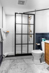 een badkamer met een douche en een toilet. bij King Bed , DTWN, 50 in Roku TV , Fiber Internet, Room # 203 in Bangor