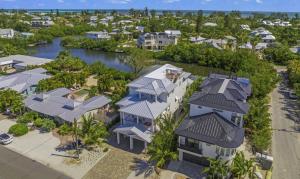 een luchtfoto van een huis bij From Dusk 'Til Dune, Gorgeous 5 beds, 5,5 Baths Home on the Canal and steps away from the beach! in Anna Maria