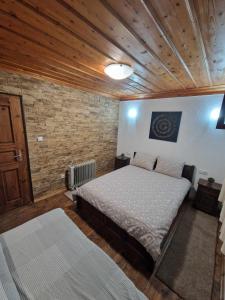 Кровать или кровати в номере Къща за гости Родопски Рай