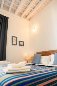 a bedroom with a bed with towels on it at Casa Miguel - Apartamento 3 in Sanlúcar de Barrameda