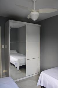 Posteľ alebo postele v izbe v ubytovaní Apartamento confortável rodeado de verde e serviços
