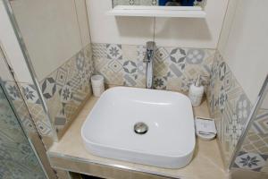 Papigno的住宿－Il Rifugio di Cleo，一间铺有瓷砖的小浴室内的白色卫生间