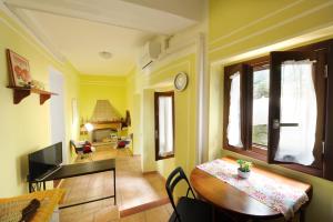 Papigno的住宿－Il Rifugio di Cleo，一间带桌子的房间和一间用餐室