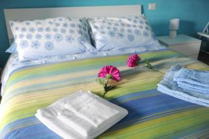 Papigno的住宿－Il Rifugio di Cleo，床上有毛巾和鲜花