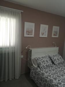 sypialnia z łóżkiem i oknem w obiekcie Casa Merlín Arena w mieście Playa Honda