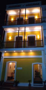 FRENCH RIVERA Heritage Boutique Villa في بونديتْشيري: مبنى مكون من طابقين مع أضواء فوقه +12 صورة