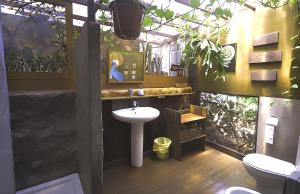 a bathroom with a sink and a toilet at Studio Mazo The Glamping in Lodero