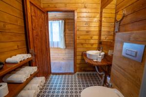 Koupelna v ubytování Eden Bungalows and Beach + 23 fotografií