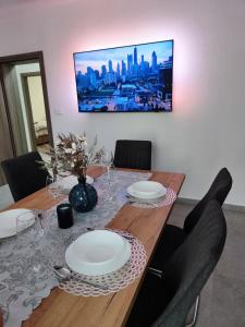 een eettafel met twee borden erop bij Apartment Ruža in Trogir