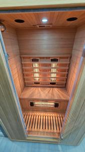 una vista sul soffitto di una sauna con soffitto in legno di apartmán Kořen se saunou , Kořenov Jizerské hory a Kořenov