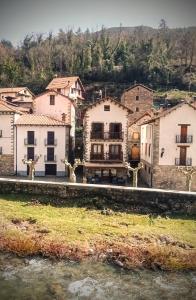 a view of a town from the river at Albergue Armaia Artepea in Urzainqui