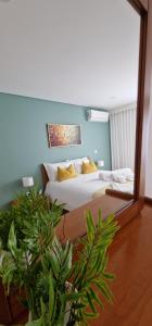 Un dormitorio con una cama y un espejo grande. en Casa Filó, en Peso da Régua