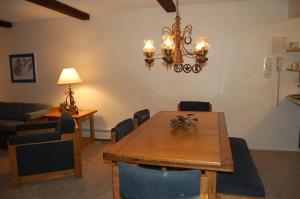 Khu vực ghế ngồi tại Hi Country Haus Unit 1908