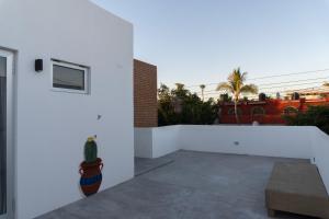 een wit huis met een cactus op het balkon bij CASa SENECA in La Paz