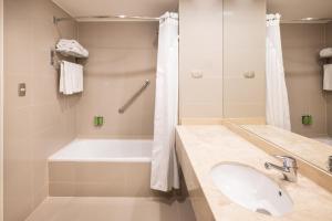 Un baño de Holiday Inn Santiago - Airport Terminal by IHG
