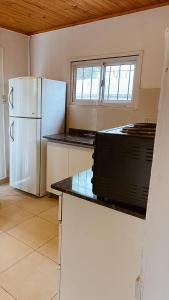 聖地亞哥－德爾埃斯特羅的住宿－Finca Amankay con alojamiento para 5 personas，厨房配有冰箱和台面