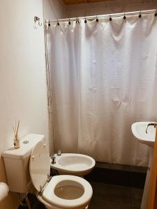 łazienka z toaletą i umywalką w obiekcie Finca Amankay con alojamiento para 5 personas w mieście Santiago del Estero