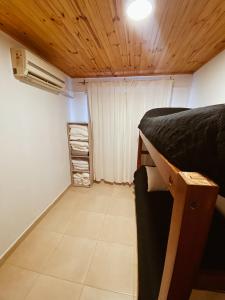 Habitación pequeña con cama y ventana en Finca Amankay con alojamiento para 5 personas en Santiago del Estero