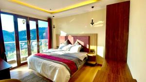 Posteľ alebo postele v izbe v ubytovaní Yarrows, Narkanda, A boutique stay