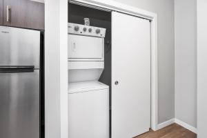 a kitchen with an oven and a refrigerator at Lincoln Park Boutique Hotel in Duluth