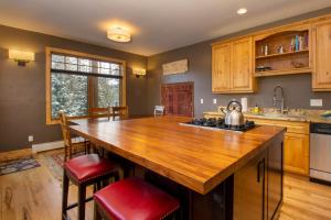 Η κουζίνα ή μικρή κουζίνα στο 12 Yukon Lane Townhome