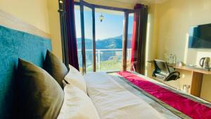Posteľ alebo postele v izbe v ubytovaní Yarrows, Narkanda, A boutique stay