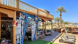 - un toboggan dans un complexe avec une aire de jeux dans l'établissement Blue Bus Camp Resort, à Nuweiba